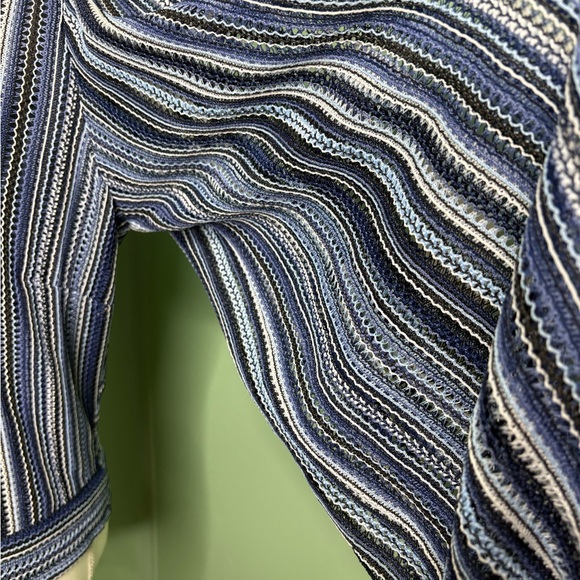 Elegant Blue Striped V-Neck Blouse - Picture 7 of 15